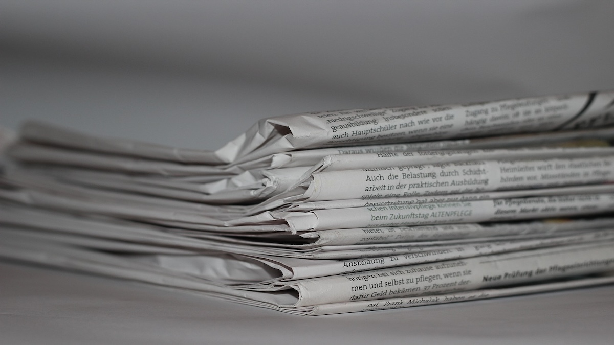 Das Bild zeigt einen Stapel Zeitungen.